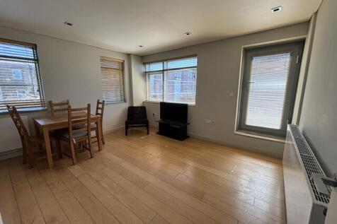 Modern two double bedroom flat within a modern pu