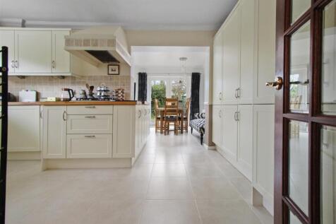Kitchen Dining.jpg
