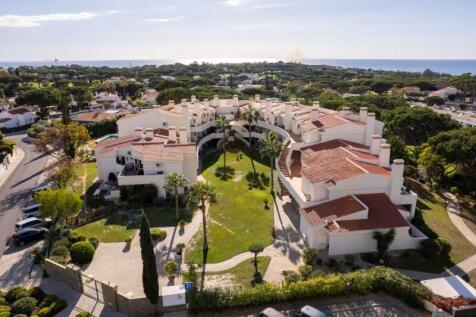 Gated community in Vale do Lobo with swimming pool