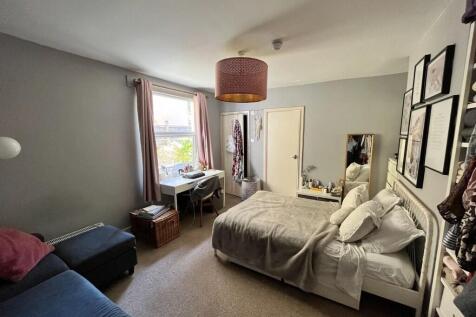 Studio flat on Narbonne Avenue, Clapham South, £1,400/mo