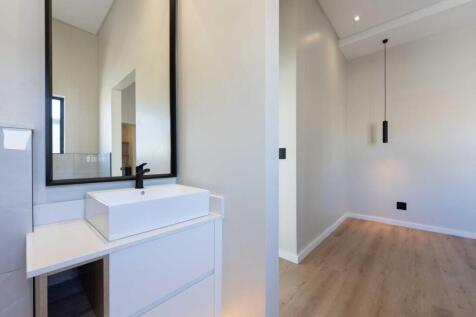  Second bedroom's ensuite bathroom