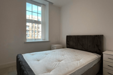 2 bed flat to rent Memorial Avenue, Slough SL1