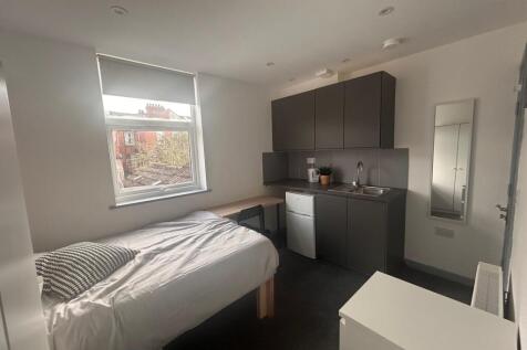 Bright single room with kitchenette and study d...