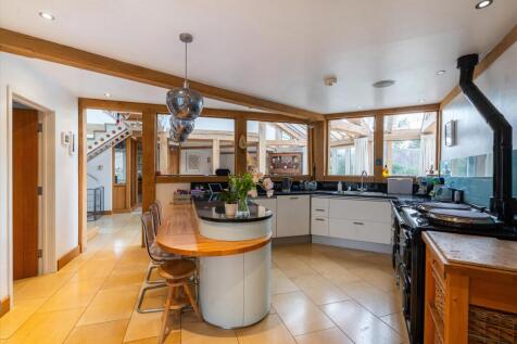 4 bed, 4 bath Detached in Bristol - Photo 3
