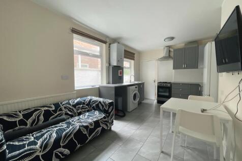 2-bed house on Storer Road, Loughborough, £910/mo