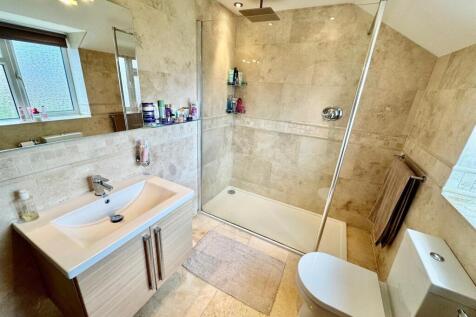 En-suite Bedroom 1.jpg