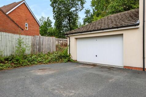 212 Dickens Heath Road 36.jpg