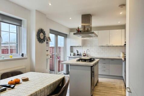 93 Kestrel Close kitchen a.jpeg