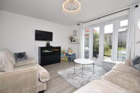 3 bed detached house to rent Estcots Drive, East 