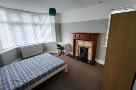 Bright double bedroom with a large bay window, ...