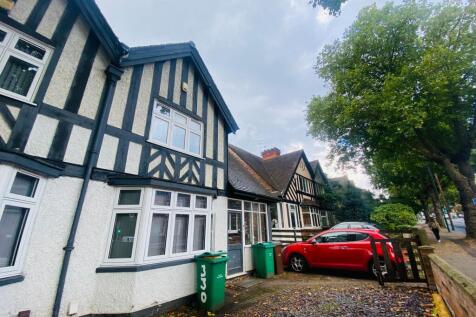 6-bed semi-detached on Derby Road, Lenton, £4,160/mo