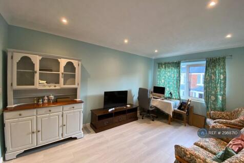 Living Room (Day)