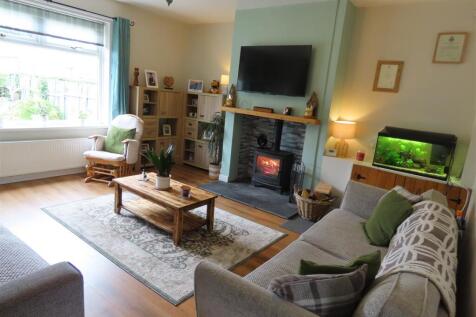 SPACIOUS LIVINGROOM