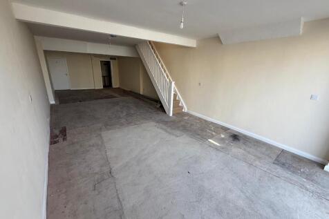 Retail Property (high street) to rent Image 3