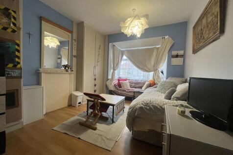 The Approach, East Acton, London, W3 7PS photo 3
