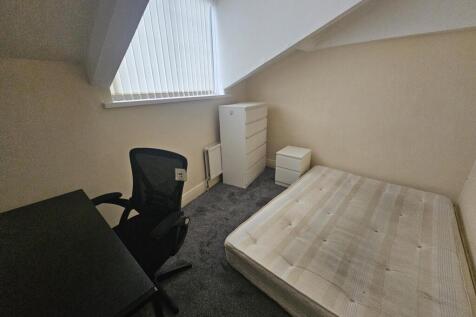 Bright, simply furnished attic double bedroom w...
