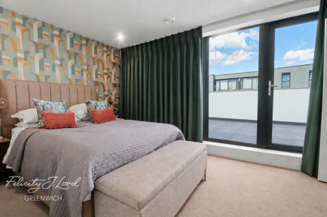 Hawthorne Crescent, LONDON photo 4