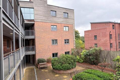 2-bed flat on Albany Road, £1,350/mo
