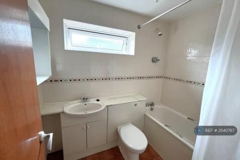 Rosefield Road, Staines-Upon-Thames, TW18 photo 4