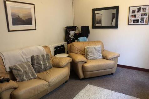 1 Bedroom Ground Floor Rear Flat with Patio Garden