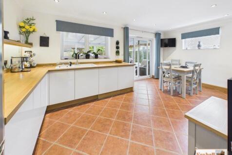 Kitchen/ Dining Area