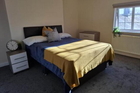 1-bed house on **AVAILABLE EARLY JANUARY** Room 12. 20 Newgate Street, Worksop, £495/mo