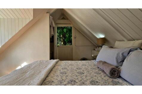 Loft: Bedroom with Separate Toilet