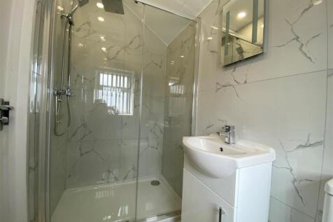 1,35 Holton Road - shower room 2.jpg