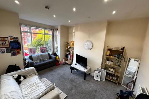 Bright, relaxed living room with a large front ...