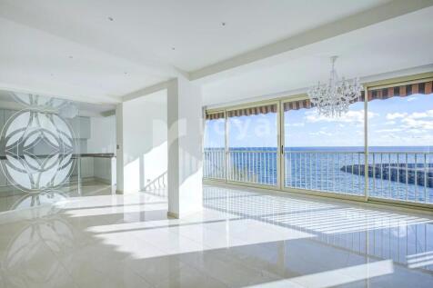 Luxury apartment with panoramic sea view, spacious