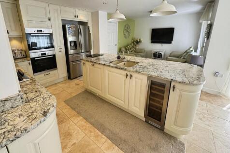 Kitchen/Dining and family room
