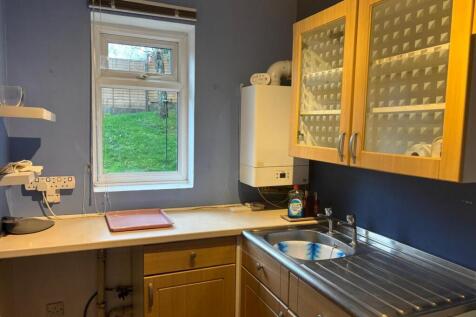 25, Barker Court, Birkby, Huddersfield photo 4