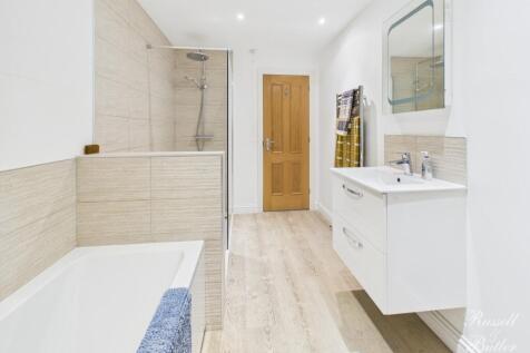 CAM01995G0-PR0384-STILL034