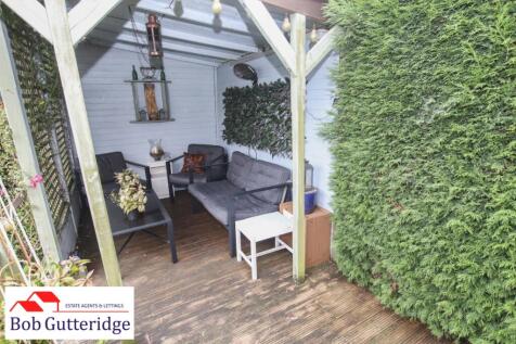 ENCLOSED REAR GARDEN