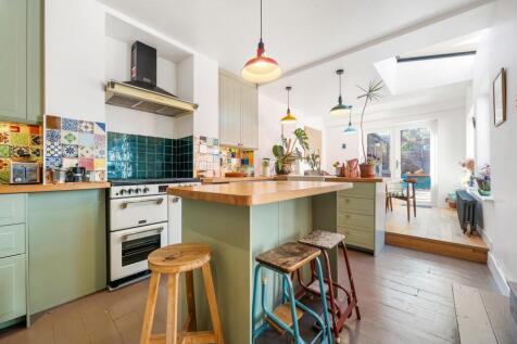 Kitchen (1).JPG