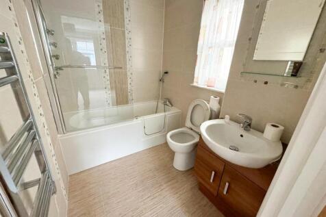 EN SUITE BATHROOM