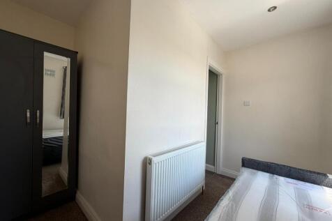 Poplar Grove, Newcastle-Under-Lyme, ST5 photo 3