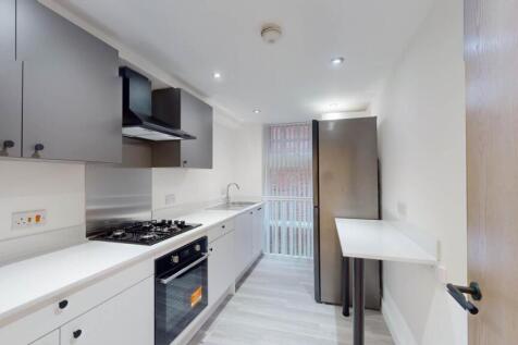 3-bed flat on Wilmslow Road, Withington, £2,080/mo