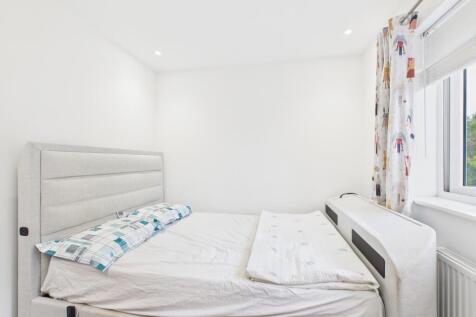 CAM03729G0-PR0132-STILL023