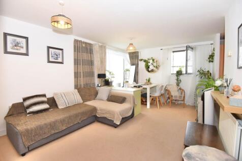 14 Wyatt Point, Erebus Drive, Thamesmead West, SE28 0GL photo 4
