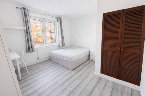 3-bed flat on Garnies Close, Peckham, London, £3,200/mo
