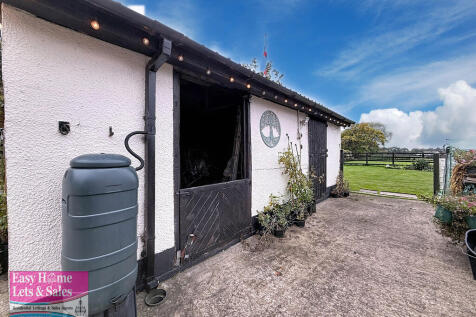 Stables For 4 Hor...