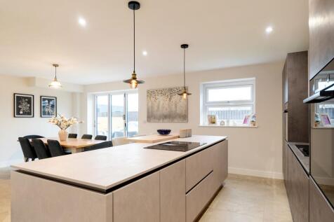 STUNNING DINING KITCHEN AND SITTING ROOM