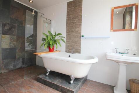 Bathroom 1.JPG