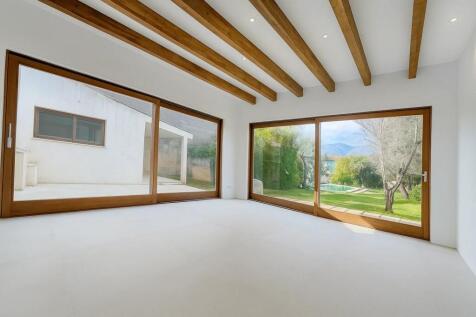 Modern living-dining room with access to the patio