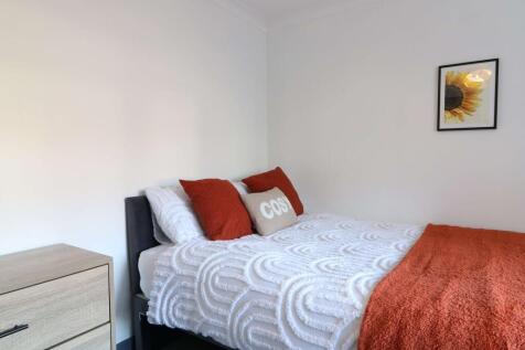 134 Balfour Road Room 2.JPG