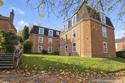 2-bed flat on Apartment, Hyde House Gardens, Winchester, £1,200/mo