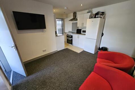 2-bed flat on Flat 2 - 4 Hobson Road, Selly Park, West Midlands, B29, £1,486/mo