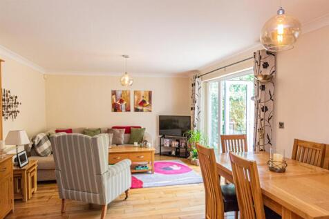 Lounge &amp; Dining Area
