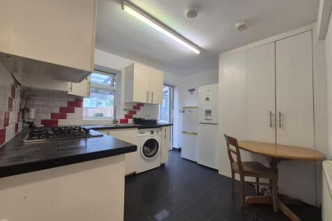 Studio with Private Garden &amp; Modern Kitchen, N9